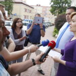13.06.2018 Skarżysko - Kamienna. Poseł Anna Krupka przeprowadziła kontrolę społeczną w urzędzie miasta. Poseł Anna Krupka, radny Mariusz Bodo podczas konferencji prasowej / Jarosław Kubalski / Radio Kielce