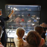 04.08.2018 Kielce. Muzeum Dialogu Kultur. Warsztaty familijne: Wakacyjne podróżowanie w czasie - po co prawo jazdy? Wystawa modeli pojazdów z kolekcji Sławoja Gwiazdowskiego / Jarosław Kubalski / Radio Kielce