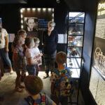 04.08.2018 Kielce. Muzeum Dialogu Kultur. Warsztaty familijne: Wakacyjne podróżowanie w czasie - po co prawo jazdy? Wystawa modeli pojazdów z kolekcji Sławoja Gwiazdowskiego / Jarosław Kubalski / Radio Kielce