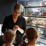 04.08.2018 Kielce. Muzeum Dialogu Kultur. Warsztaty familijne: Wakacyjne podróżowanie w czasie - po co prawo jazdy? Wystawa modeli pojazdów z kolekcji Sławoja Gwiazdowskiego / Jarosław Kubalski / Radio Kielce