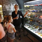 04.08.2018 Kielce. Muzeum Dialogu Kultur. Warsztaty familijne: Wakacyjne podróżowanie w czasie - po co prawo jazdy? Wystawa modeli pojazdów z kolekcji Sławoja Gwiazdowskiego / Jarosław Kubalski / Radio Kielce