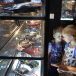 04.08.2018 Kielce. Muzeum Dialogu Kultur. Warsztaty familijne: Wakacyjne podróżowanie w czasie - po co prawo jazdy? Wystawa modeli pojazdów z kolekcji Sławoja Gwiazdowskiego / Jarosław Kubalski / Radio Kielce