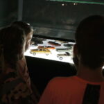 04.08.2018 Kielce. Muzeum Dialogu Kultur. Warsztaty familijne: Wakacyjne podróżowanie w czasie - po co prawo jazdy? Wystawa modeli pojazdów z kolekcji Sławoja Gwiazdowskiego / Jarosław Kubalski / Radio Kielce