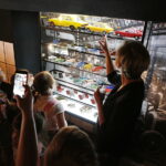 04.08.2018 Kielce. Muzeum Dialogu Kultur. Warsztaty familijne: Wakacyjne podróżowanie w czasie - po co prawo jazdy? Wystawa modeli pojazdów z kolekcji Sławoja Gwiazdowskiego / Jarosław Kubalski / Radio Kielce