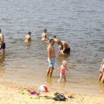 04.08.2018 Cedzyna. Lato. Zalew. Plażowicze / Jarosław Kubalski / Radio Kielce