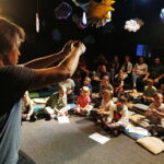 11.08.2018 Kielce. Teatr Lalki i Aktora Kubuś. Wakacyjny Festiwal Sztuki dla Dzieci Hurra! ART!. Warsztaty muzyczne / Jarosław Kubalski / Radio Kielce