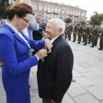 15.08.2018 Kielce. Święto Wojska Polskiego. Henryk Dłużewski, żołnierz AK z rąk wojewody Agaty Wojtyszek otrzymał Krzyż Oficerski Orderu Odrodzenia Polski / Jarosław Kubalski / Radio Kielce