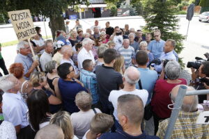 16.08.2018 Piekoszów. Protest mieszkańców przeciwko cyklicznym skażeniom wody / Jarosław Kubalski / Radio Kielce