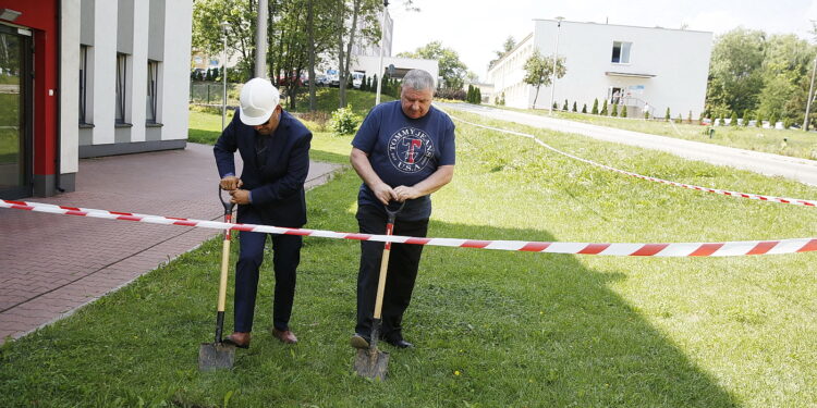 Wbicie pierwszej łopaty pod budowę Centrum Urazowego / Jarosław Kubalski / Radio Kielce