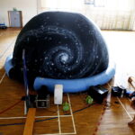 20.08.2018 Machocice Scholasteria. Mobilne planetarium Centrum Nauki Kopernik w szkole podstawowej / Jarosław Kubalski / Radio Kielce