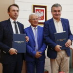 Podpisanie umowy na realizację zadania: przebudowa, rozbudowa i modernizacja istniejącego zespołu Dworca Autobusowego. Dariusz Blocher - Prezes Zarządu BUDIMEX S.A, Marian Sosnowski – Dyrektor Zarządu Transportu Miejskiego i Wojciech Lubawski – Prezydent Miasta Kielce / Jarosław Kubalski / Radio Kielce