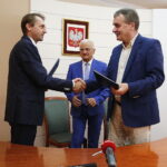 Podpisanie umowy na realizację zadania: przebudowa, rozbudowa i modernizacja istniejącego zespołu Dworca Autobusowego. Dariusz Blocher - Prezes Zarządu BUDIMEX S.A, Marian Sosnowski – Dyrektor Zarządu Transportu Miejskiego i Wojciech Lubawski – Prezydent Miasta Kielce / Jarosław Kubalski / Radio Kielce