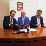 Podpisanie umowy na realizację zadania: przebudowa, rozbudowa i modernizacja istniejącego zespołu Dworca Autobusowego. Dariusz Blocher - Prezes Zarządu BUDIMEX S.A, Marian Sosnowski – Dyrektor Zarządu Transportu Miejskiego i Wojciech Lubawski – Prezydent Miasta Kielce / Jarosław Kubalski / Radio Kielce