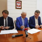 Podpisanie umowy na realizację zadania: przebudowa, rozbudowa i modernizacja istniejącego zespołu Dworca Autobusowego. Dariusz Blocher - Prezes Zarządu BUDIMEX S.A, Marian Sosnowski – Dyrektor Zarządu Transportu Miejskiego i Wojciech Lubawski – Prezydent Miasta Kielce / Jarosław Kubalski / Radio Kielce