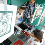 24.08.2018 Kielce. Warsztaty z linorytu na Rynku / Jarosław Kubalski / Radio Kielce