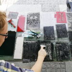 24.08.2018 Kielce. Warsztaty z linorytu na Rynku / Jarosław Kubalski / Radio Kielce