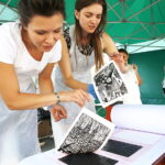 24.08.2018 Kielce. Warsztaty z linorytu na Rynku / Jarosław Kubalski / Radio Kielce