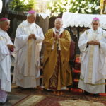 26.08.2018 Jędrzejów. Archiopactwo cystersów.  Msza w 800 lecie przybycia do Jędrzejowa bł Wincentego Kadłubka. Od lewej: biskup pomocniczy diec. kieleckiej Marian Florczyk, biskup kielecki Jan Piotrowski, metropolita krakowski Marek Jędraszewski, biskup sandomierski Krzysztof Nitkiewicz / Jarosław Kubalski / Radio Kielce