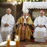 26.08.2018 Jędrzejów. Archiopactwo cystersów.  Msza w 800 lecie przybycia do Jędrzejowa bł Wincentego Kadłubka. Od lewej: biskup kielecki Jan Piotrowski, metropolita krakowski Marek Jędraszewski, biskup sandomierski Krzysztof Nitkiewicz / Jarosław Kubalski / Radio Kielce