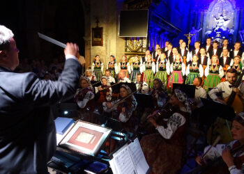 Jubileuszowy koncert zespołu Ludowego Pieśni i Tańca „Mazowsze” w Archiopactwie Cystersów / Ewa Pociejowska-Gawęda / Radio Kielce