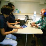 17.08.2018 Kielce. Słuchobus na ulicy Sienkiewicza. Można bezpłatnie było zbadać sobie słuch / Jarosław Kubalski / Radio Kielce