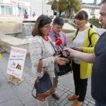 27.08.2018 Kielce. Magdalena Fogiel-Litwinek, prezes świętokrzyskiego Stowarzyszenia Kukiz'15 zbiera podpisy pod listem otwartym do prezesa IPN o wznowienie śledztwa w sprawie Pogromu Żydów z 4 lipca 1946 roku / Jarosław Kubalski / Radio Kielce