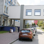 Parkujące samochody na terenie Wojewódzkiego Szpitala Zespolonego w Kielcach / Jarosław Kubalski / Radio Kielce