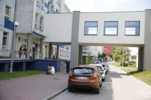 Parkujące samochody na terenie Wojewódzkiego Szpitala Zespolonego w Kielcach / Jarosław Kubalski / Radio Kielce
