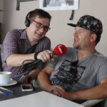 Krzysztof K.A.S.A. Kasowski - koncert w kieleckim Parku Miejskim w ramach Wakacyjnego Lata Radia Kielce. Na zdjęciu Stanisław Blinstrub (Radio Kielce) oraz Krzysztof K.A.S.A. Kasowski / Piotr Michalski / Radio Kielce