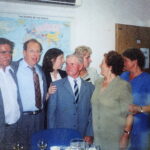 Marian Misiaszek, wnuk Marii i Władysława oraz syn Janiny Misiaszek - Sprawiedliwych Wśród Narodów Świata, syn i córka ukrywanego Izraela Wajnbauma, Stanisław Misiaszek – zięć Marii i Władysława i mąż Janiny, za nim ich córka (Janiny i Stanisława Misiaszków), Janina Misiaszek – Sprawiedliwa Wśród Narodów Świata (ta odwrócona tyłem), druga córka Janiny i Stanisława Misiaszków / Archiwum rodzinne Misiaszków