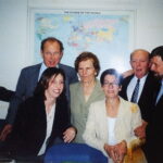 Od lewej Wacław Piwowarczyk, syn Marii i Władysława – Sprawiedliwy Wśród Narodów Świata, potomkowie ukrywanego Izraela Wajnbauma, w centrum Janina Misiaszek – Sprawiedliwa Wśród Narodów Świata, żona Adasha Wajnbauma, ukrywany Izrael Wajnbaum, Szewach Weiss / Archiwum rodzinne Misiaszków