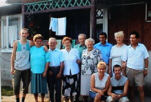Rodzina Piwowarczyków, 4-ta od lewej: Janina Misiaszek – Sprawiedliwa, pierwszy z prawej: Wacław Piwowarczyk – Sprawiedliwy / Archiwum rodzinne Misiaszków