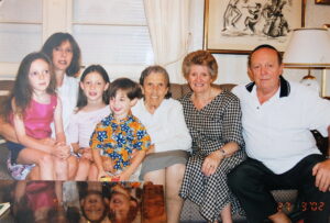 W środku Leah Wajnbaum – ukrywana u Piwowarczyków, pierwszy z prawej: Adash Wajnbaum (Albert Wine), syn Leah i Izraela, także ukrywał się u Piwowarczyków. Na zdjęciu z dziećmi i wnukami. / Archiwum rodzinne Misiaszków