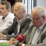 Konferencja prasowa dotycząca organizacji Dożynek Powiatu Kieleckiego. Od lewej:  Stanisław Strąk, wójt gminy Pierzchnica, Marek Kwiecień, członek Zarządu Powiatu Kieleckiego, Zenon Janus, wicestarosta kielecki / Krzysztof Bujnowicz / Radio Kielce