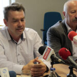 Konferencja prasowa dotycząca organizacji Dożynek Powiatu Kieleckiego. Od lewej:  Stanisław Strąk, wójt gminy Pierzchnica, Marek Kwiecień, członek Zarządu Powiatu Kieleckiego / Krzysztof Bujnowicz / Radio Kielce