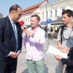 Kielce. Stacja: Wakacje. Na zdjęciu (od lewej): Janusz Knap - prezes Radia Kielce; Paweł Solarz i Grażyna Nawrocka – szkoła językowa „Perfect” / Krzysztof Bujnowicz / Radio Kielce