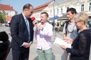 Kielce. Stacja: Wakacje. Na zdjęciu (od lewej): Janusz Knap - prezes Radia Kielce; Paweł Solarz i Grażyna Nawrocka – szkoła językowa „Perfect” / Krzysztof Bujnowicz / Radio Kielce