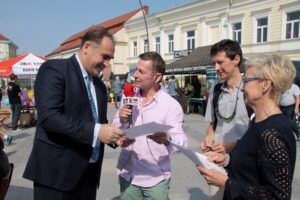 Kielce. Stacja: Wakacje. Na zdjęciu (od lewej): Janusz Knap - prezes Radia Kielce; Paweł Solarz i Grażyna Nawrocka – szkoła językowa „Perfect” / Krzysztof Bujnowicz / Radio Kielce