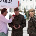 Kielce. Stacja: Wakacje. Na zdjęciu (od lewej): Paweł Solarz, płk Artur Barański - dowódca 10. Świętokrzyskiej Brygady WOT i Kapitan Kamila Kreis-Tomczak - oficer prasowy 10. Świętokrzyskiej Brygady WOT / Krzysztof Bujnowicz / Radio Kielce