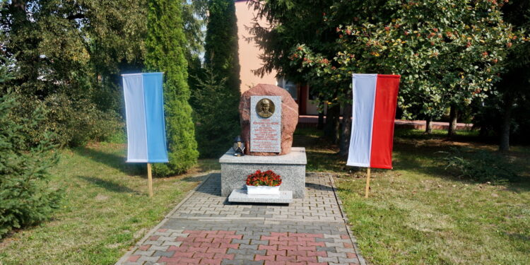 Posadzony zostanie Dąb Pamięci ks. Romana Kotlarza - Radio Kielce Pomnik księdza Romana Kotlarza / Mateusz Kaczmarczyk / Radio Kielce