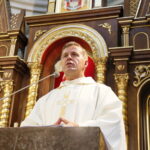 Obchody 74. rocznicy wybuchu Powstania Warszawskiego. Msza święta w kościele Garnizonowym pw. Matki Bożej Królowej Polski. Na zdjęciu: ks. ppłk Grzegorz Kamiński / Marzena Mąkosa / Radio Kielce