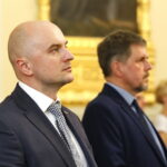 Obchody 74. rocznicy wybuchu Powstania Warszawskiego. Msza święta w kościele Garnizonowym pw. Matki Bożej Królowej Polski. Na zdjęciu po lewej: Rafał Nowak - dyrektor Wzgórza Zamkowego w Kielcach / Marzena Mąkosa / Radio Kielce