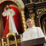 Obchody 74. rocznicy wybuchu Powstania Warszawskiego. Msza święta w kościele Garnizonowym pw. Matki Bożej Królowej Polski. Na zdjęciu ks. ppłk Grzegorz Kamiński / Marzena Mąkosa / Radio Kielce