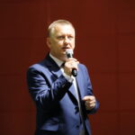 Przekazanie  unijnych funduszy na modernizację dróg dojazdowych do pól w 14 gminach powiatu kieleckiego. Przemawia Robert Jaworski - burmistrz Gminy i Miasta Chęciny / Marzena Mąkosa / Radio Kielce