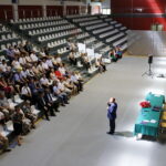 Przekazanie  unijnych funduszy na modernizację dróg dojazdowych do pól w 14 gminach powiatu kieleckiego. Przemawia Robert Jaworski - burmistrz Gminy i Miasta Chęciny / Marzena Mąkosa / Radio Kielce