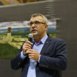 Przekazanie  unijnych funduszy na modernizację dróg dojazdowych do pól w 14 gminach powiatu kieleckiego. Na zdjęciu Piotr Żołądek - członek zarządu województwa świętokrzyskiego / Marzena Mąkosa / Radio Kielce