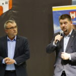 Przekazanie  unijnych funduszy na modernizację dróg dojazdowych do pól w 14 gminach powiatu kieleckiego. Na zdjęciu od lewej: Piotr Żołądek - członek zarządu województwa świętokrzyskiego i Michał Godowski - starosta kielecki / Marzena Mąkosa / Radio Kielce