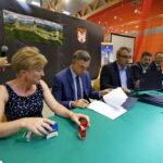 Przekazanie  unijnych funduszy na modernizację dróg dojazdowych do pól w 14 gminach powiatu kieleckiego. Podpisanie umów / Marzena Mąkosa / Radio Kielce