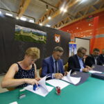 Przekazanie  unijnych funduszy na modernizację dróg dojazdowych do pól w 14 gminach powiatu kieleckiego. Podpisanie umów / Marzena Mąkosa / Radio Kielce