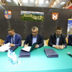 Przekazanie  unijnych funduszy na modernizację dróg dojazdowych do pól w 14 gminach powiatu kieleckiego. Podpisanie umów / Marzena Mąkosa / Radio Kielce